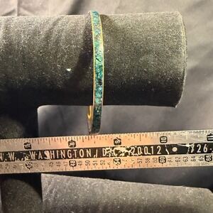 Vintage Brass Bangle Bracelet Crushed Turquoise Malachite Inlay Gold Tone‎ 2.5in